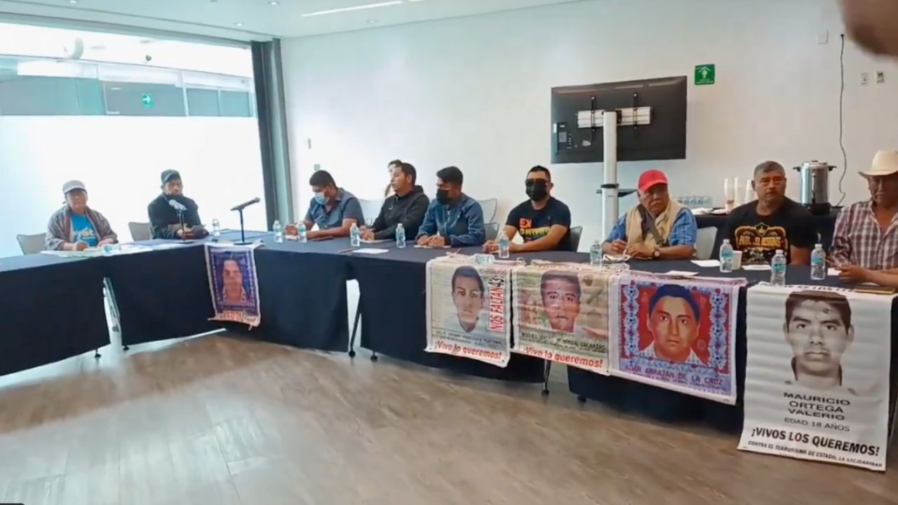 Padres de los 43 normalistas se reúnen en el Senado con Ricardo Monreal