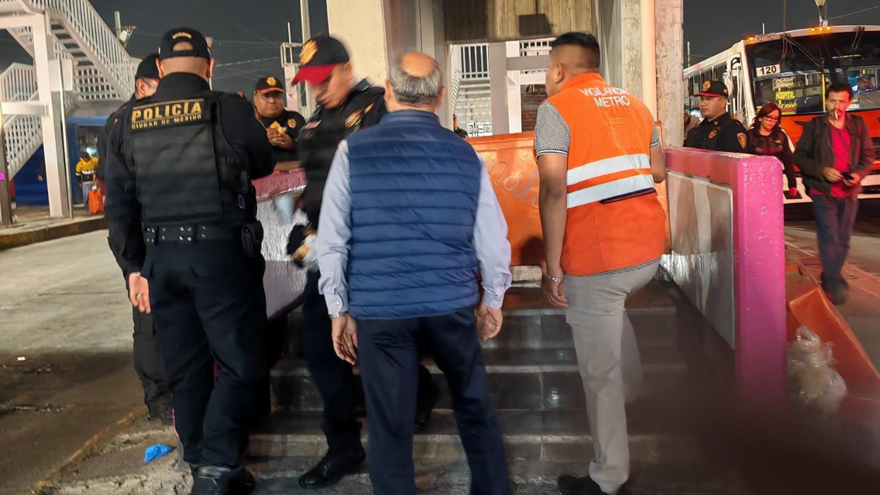 Hombre muere en escaleras del Metro Pantitlán