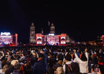 Más de 170 mil corazones latieron al unísono en el Zócalo capitalino para rendir tributo al eterno Divo de Juárez, en una noche llena de música, nostalgia y amor por su legado