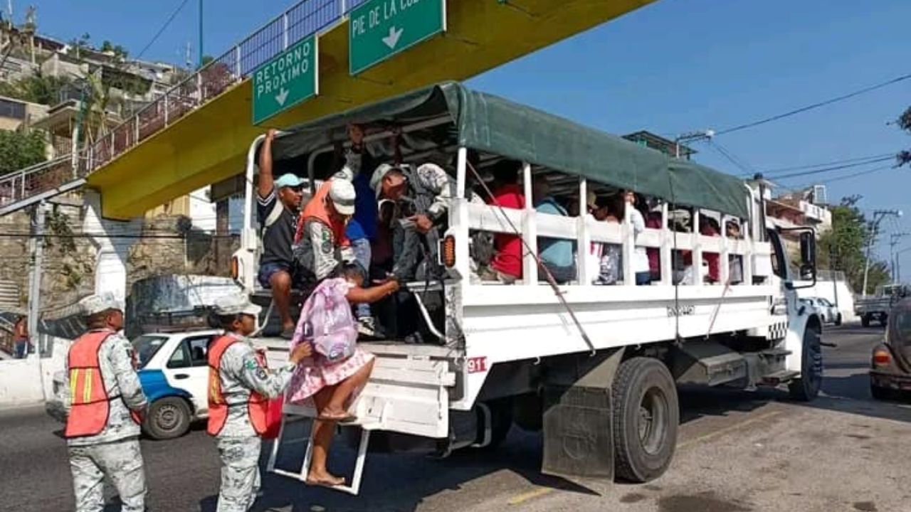 Persiste escasez de transporte público en Acapulco; usuarios enfrentan dificultades