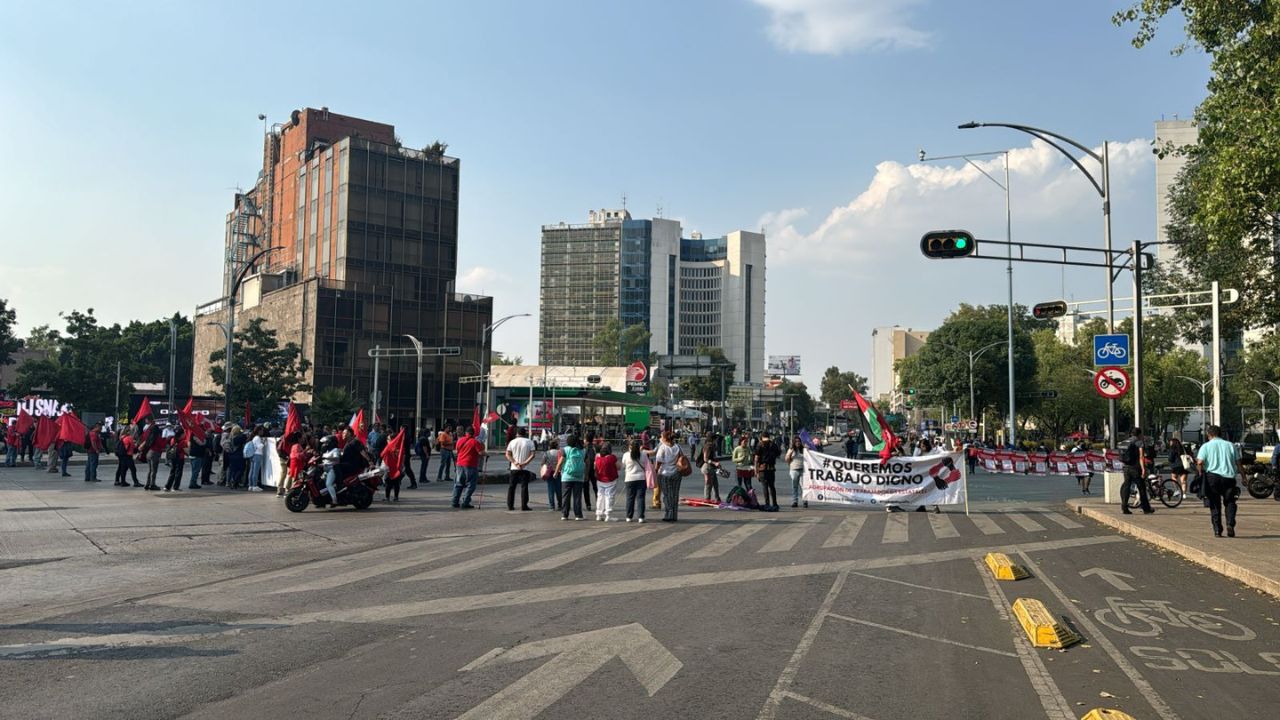 Trabajadores de la CDMX bloquean Paseo de la Reforma y Av. Insurgentes