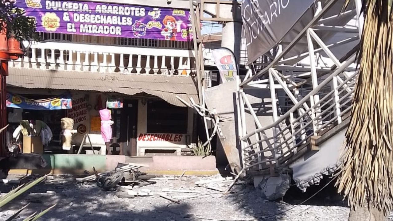 Grúa derriba puente peatonal en San Nicolás de los Garza; varios heridos