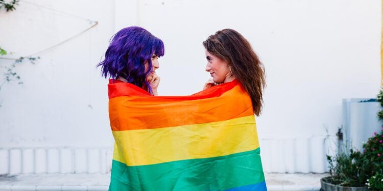 Día de la Visibilidad Lésbica: 75% de las mujeres en plataformas de encuentros buscan explorar su sexualidad fuera de la relación principal