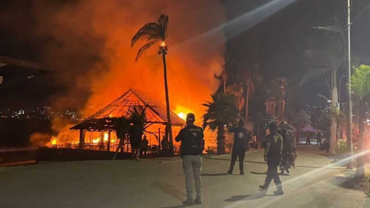 Incendio en playa Papagayo de Acapulco consume tres restaurantes