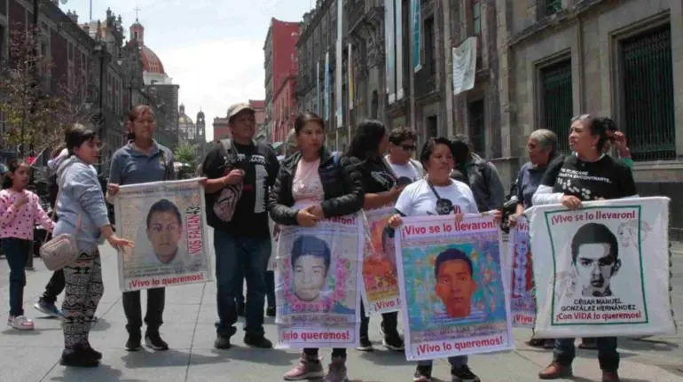 AMLO envía primer reporte a padres de normalistas de Ayotzinapa