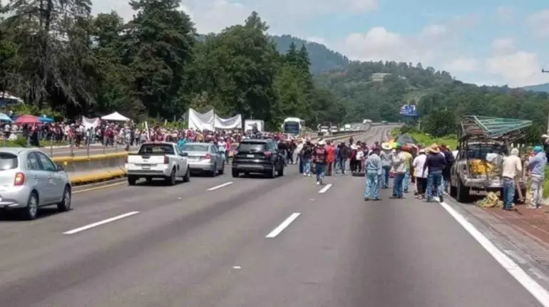 Bloqueo en la México-Puebla: AMLO pide a campesinos no dejarse manipular