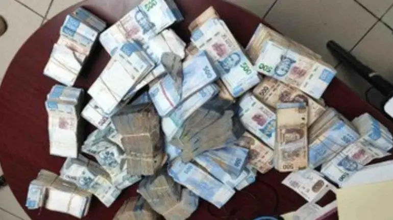 Detienen a conductor con 5.7 mdp ocultos en llanta de refacción en Nayarit