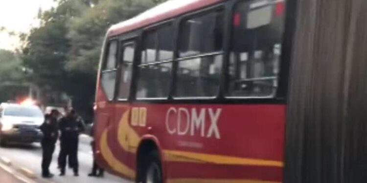 Unidad de Metrobús se incendia en la colonia Álamos