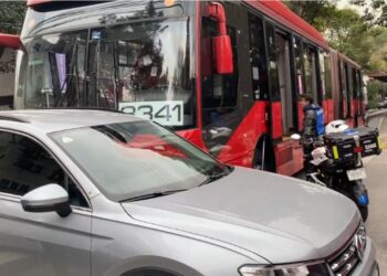 Metrobús choca contra camioneta que se pasa el alto en Eje 4; al menos 10 heridos