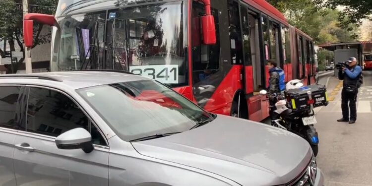 Metrobús choca contra camioneta que se pasa el alto en Eje 4; al menos 10 heridos