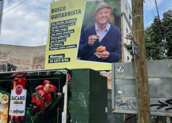 Claudio, una persona de 70 años, se viraliza al buscar guitarrista