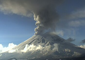 Popocatépetl emite fumarola y mantiene Semáforo de Alerta en Amarillo Fase 2