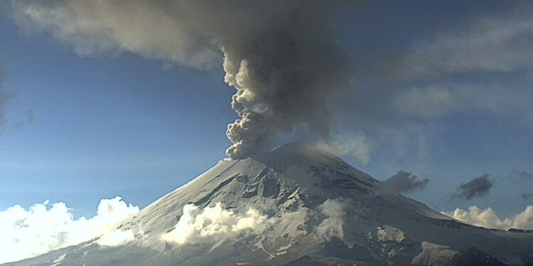 Popocatépetl emite fumarola y mantiene Semáforo de Alerta en Amarillo Fase 2