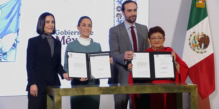 Sheinbaum firma decreto que devuelve CFE y PEMEX al pueblo; anuncia reforma ferroviaria