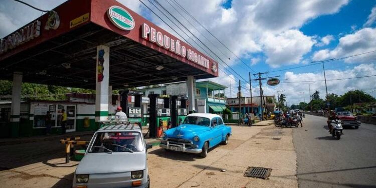 Por ‘razones humanitarias’ México apoyará a Cuba con 400 mil barriles de petróleo