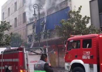 Incendio en bodega se extiende a departamentos en Isabel La Católica