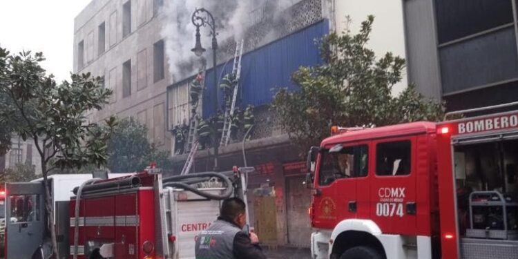 Incendio en bodega se extiende a departamentos en Isabel La Católica
