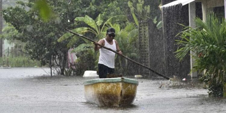 Lluvias golpean Minatitlán y amenazan Tlacotalpan en Veracruz