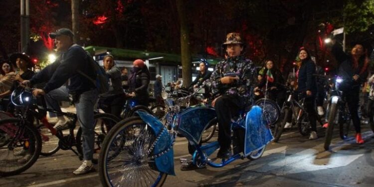 Asisten más de 90 mil personas al Paseo Nocturno por Día de Muertos