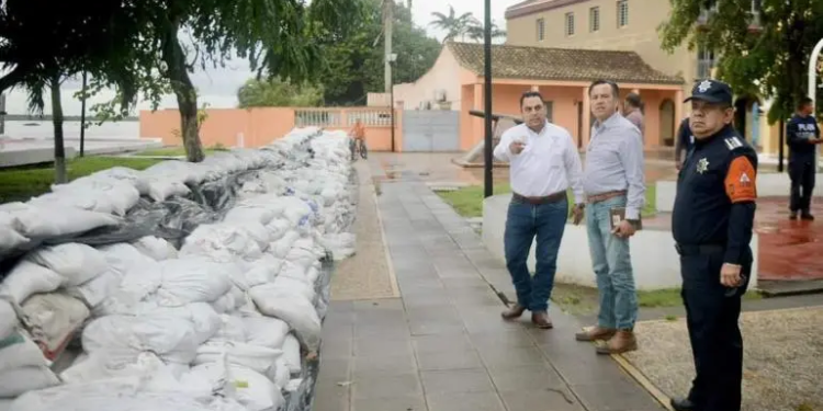 Autoridades y ciudadanos de Tlacotalpan contienen inundación