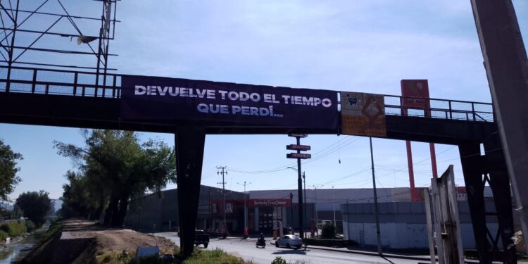 ¡Escándalo en las calles! Misteriosas lonas desatan pasiones y revelan secretos oscuros