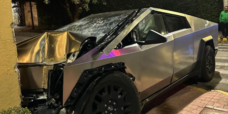 Cybertruck de Tesla termina embarrada contra casa en Miguel Hidalgo