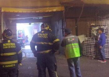 Incendio consume al menos 10 locales de Plaza Verde en el Centro Histórico