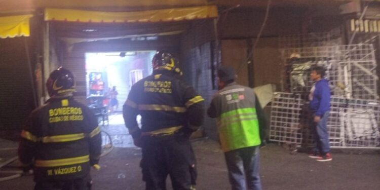 Incendio consume al menos 10 locales de Plaza Verde en el Centro Histórico