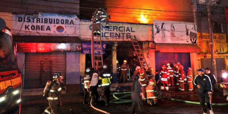 Incendio en maderería en Gómez Palacio provoca la evacuación de 120 residentes