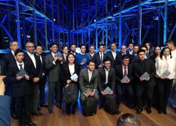 Ganadores del RETO ACTINVER son premiados en la Bolsa Mexicana de Valores