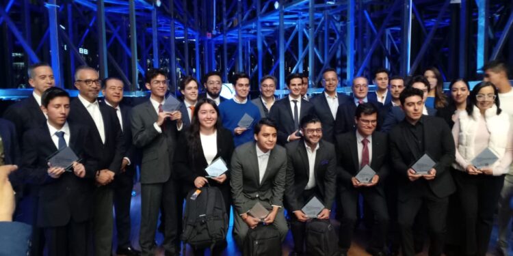 Ganadores del RETO ACTINVER son premiados en la Bolsa Mexicana de Valores