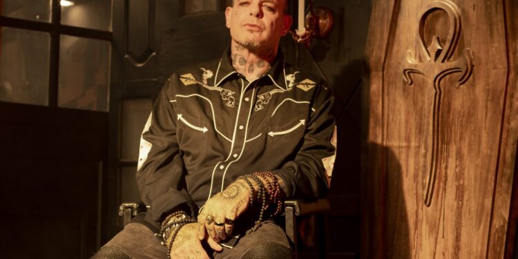 EL VAMPIRO CANADIENSE se asocia con PITAYA ENTERTAINMENT y presenta “SOMBRAS URBANAS”, un nuevo podcast sobre la cultura urbana