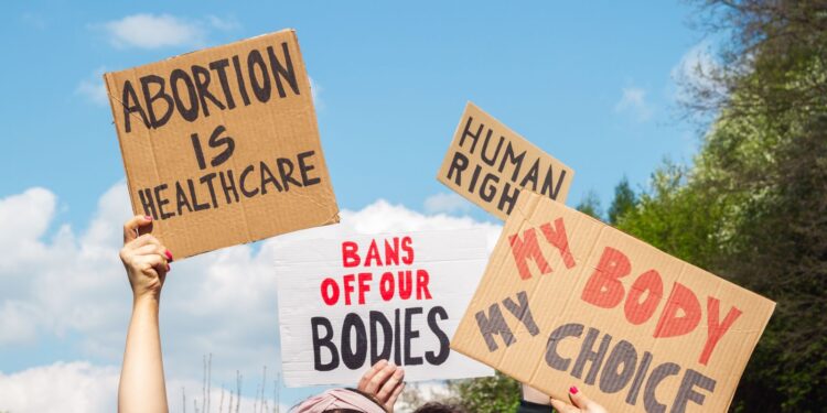 Prohibir el aborto es un acto de violencia hacia las mujeres