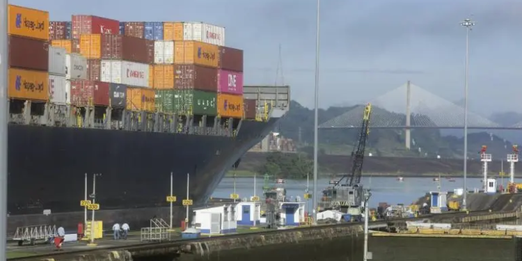 Aranceles de Trump afectarán comercio internacional y el canal de Panamá