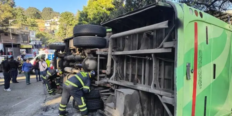 Volcadura de camión en la México-Cuernavaca deja más de 30 lesionados