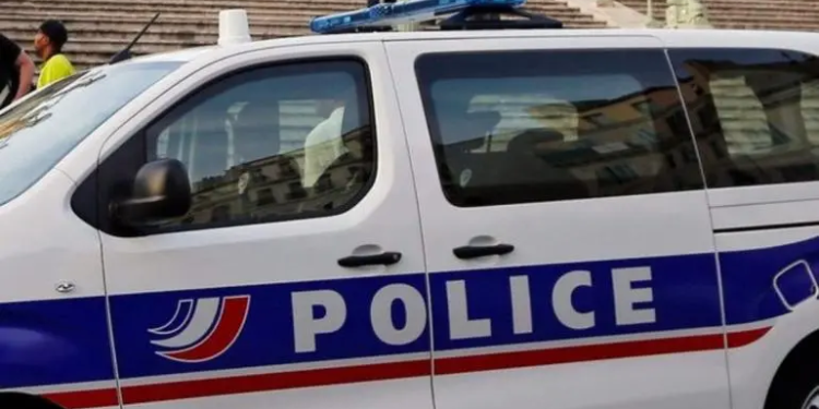 Policía libera rehenes y captura al hombre atrincherado en las afueras de París