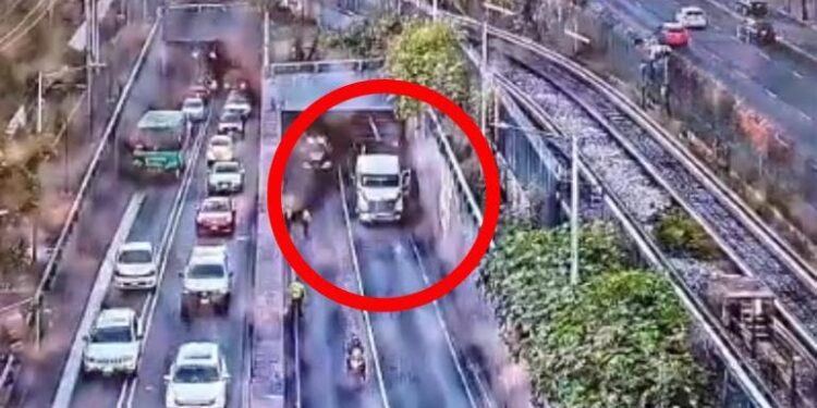 Tráiler se atora en el desnivel de Taxqueña: afecta vialidad en Calzada de Tlalpan