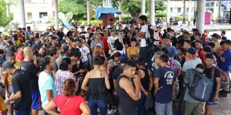 Indocumentados piden a Sheinbaum interceder ante medidas de Trump