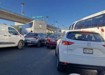 Autopista México-Querétaro: Vecinos realizan bloqueo a la altura de Plaza Arkana
