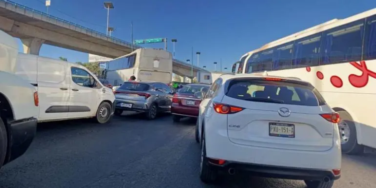 Autopista México-Querétaro: Vecinos realizan bloqueo a la altura de Plaza Arkana