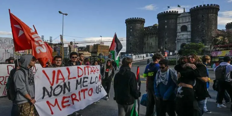 Estudiantes italianos se enfrentan a policías en el ‘No Meloni Day’