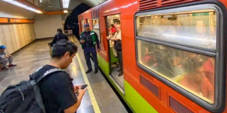 Persona se arroja a vías del Metro en Refinería