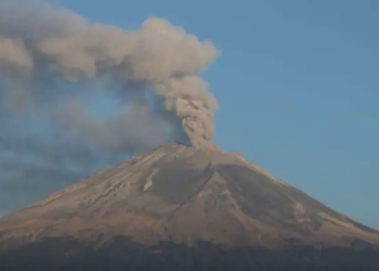Popocatépetl emite 24 exhalaciones; ceniza se dispersa hacia el sur