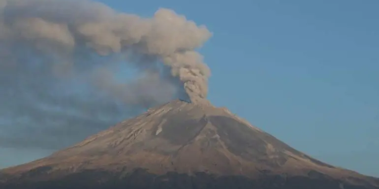 Popocatépetl emite 24 exhalaciones; ceniza se dispersa hacia el sur