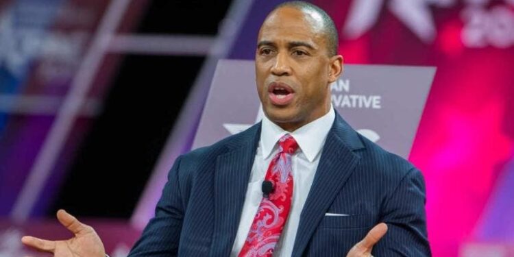 Trump elige a un exjugador de futbol americano como secretario de Urbanismo y Vivienda