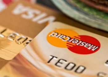 Detienen a hombre con 66 tarjetas bancarias en Lindavista, GAM