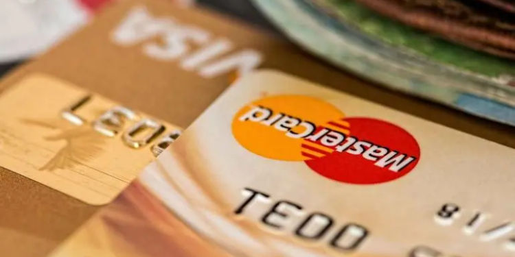 Detienen a hombre con 66 tarjetas bancarias en Lindavista, GAM