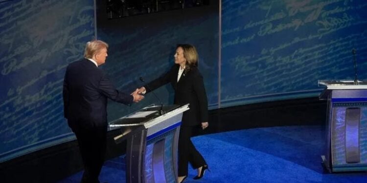 Encuestas muestran una carrera reñida entre Harris y Trump