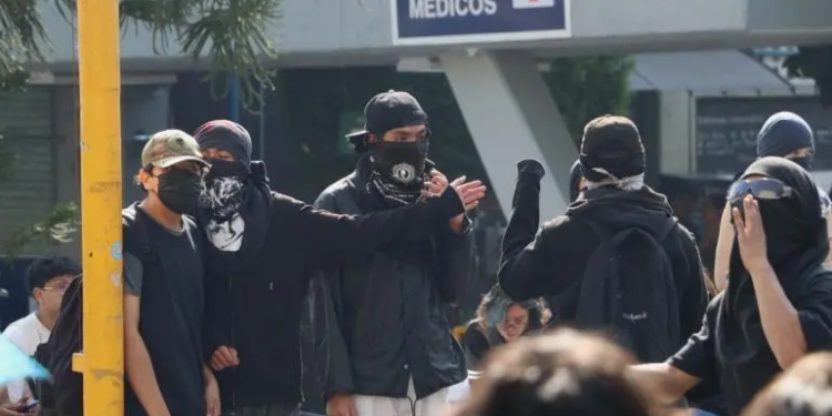 Prepa 8 se va a paro indefinido tras ser tomada por encapuchados