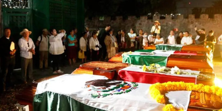 Familiares de víctimas de ‘Guerra Sucia’ protestan con féretros en Guerrero